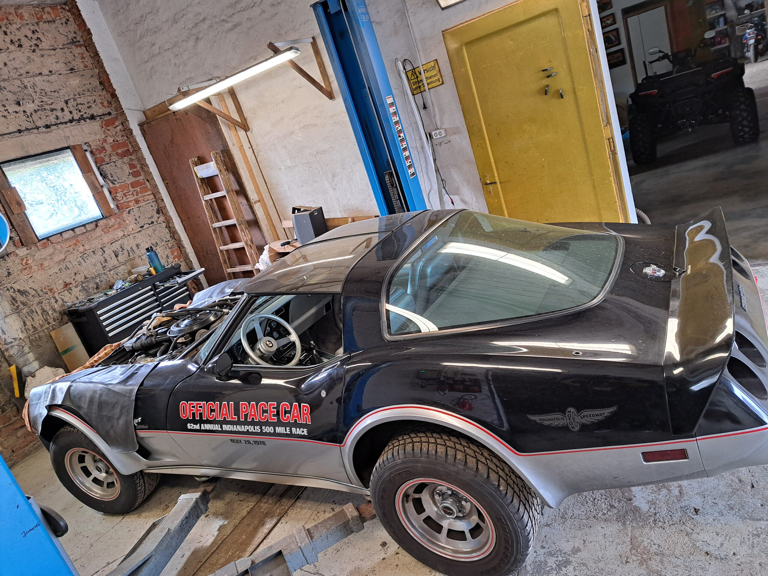 Corvette C3 " Indi 500 " von 1978 für Wartungsarbeiten da